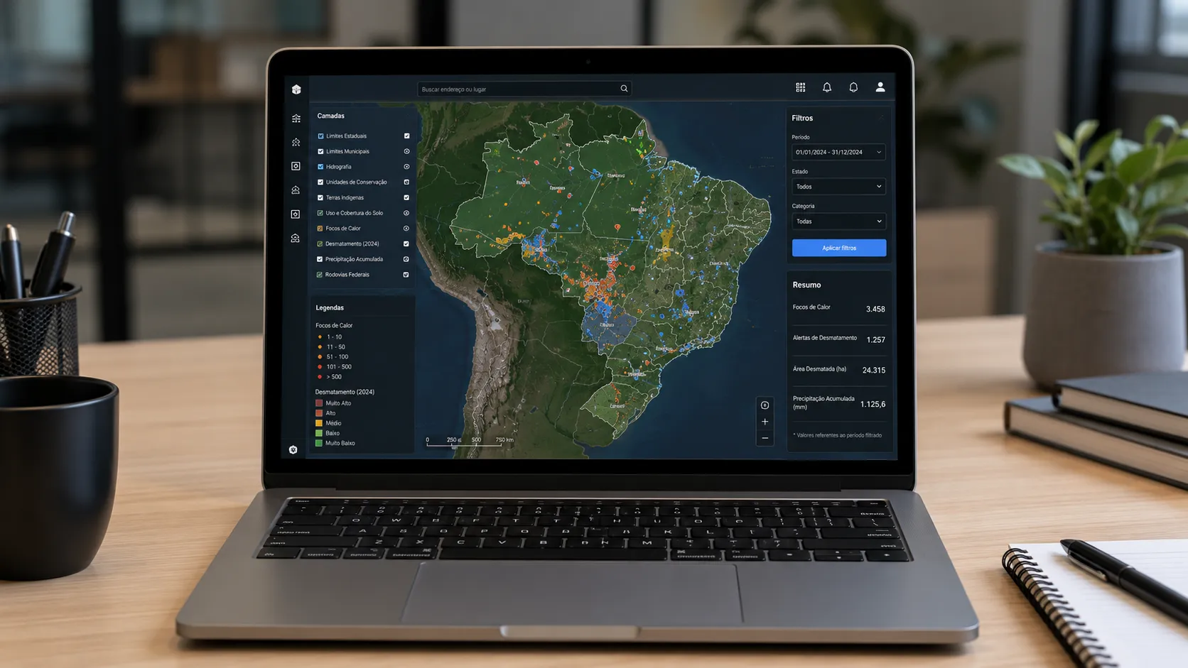 Portal de dados geoespaciais aberto no navegador com mapa do Brasil e camadas temáticas